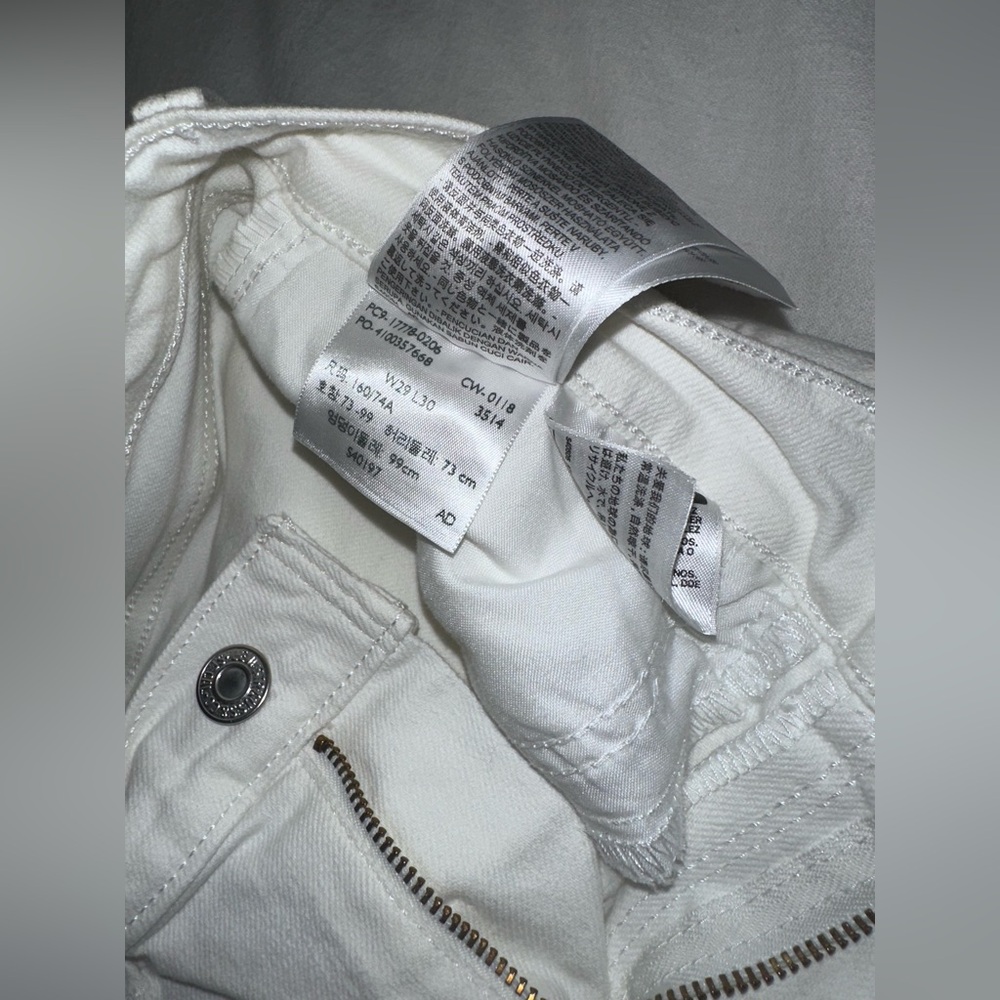 White Levi’s Jeans size 29 with ripped on knee